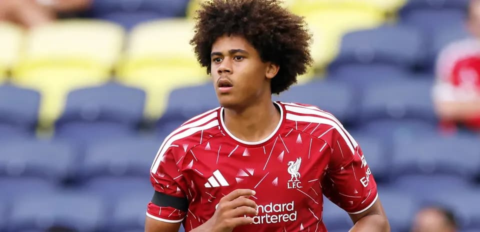 Jugador de Liverpool calentando antes del partido