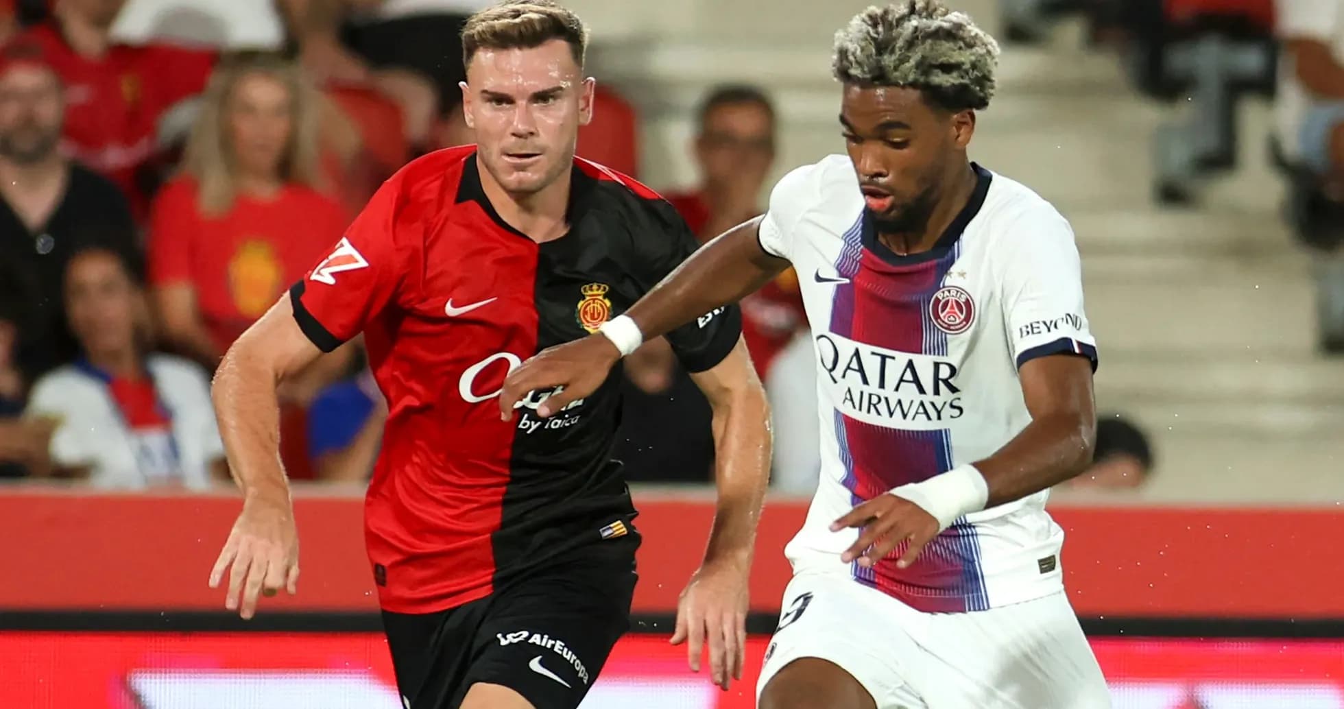 Jugadores de Mallorca y PSG disputando el balón