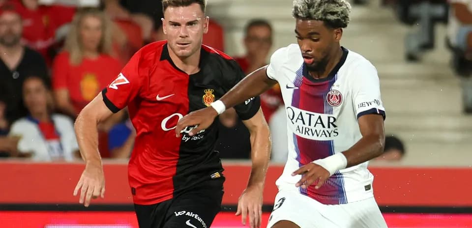 Jugadores de Mallorca y PSG disputando el balón