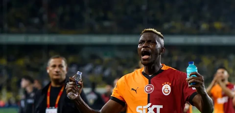 Jugador de Galatasaray celebrando con botellas de agua