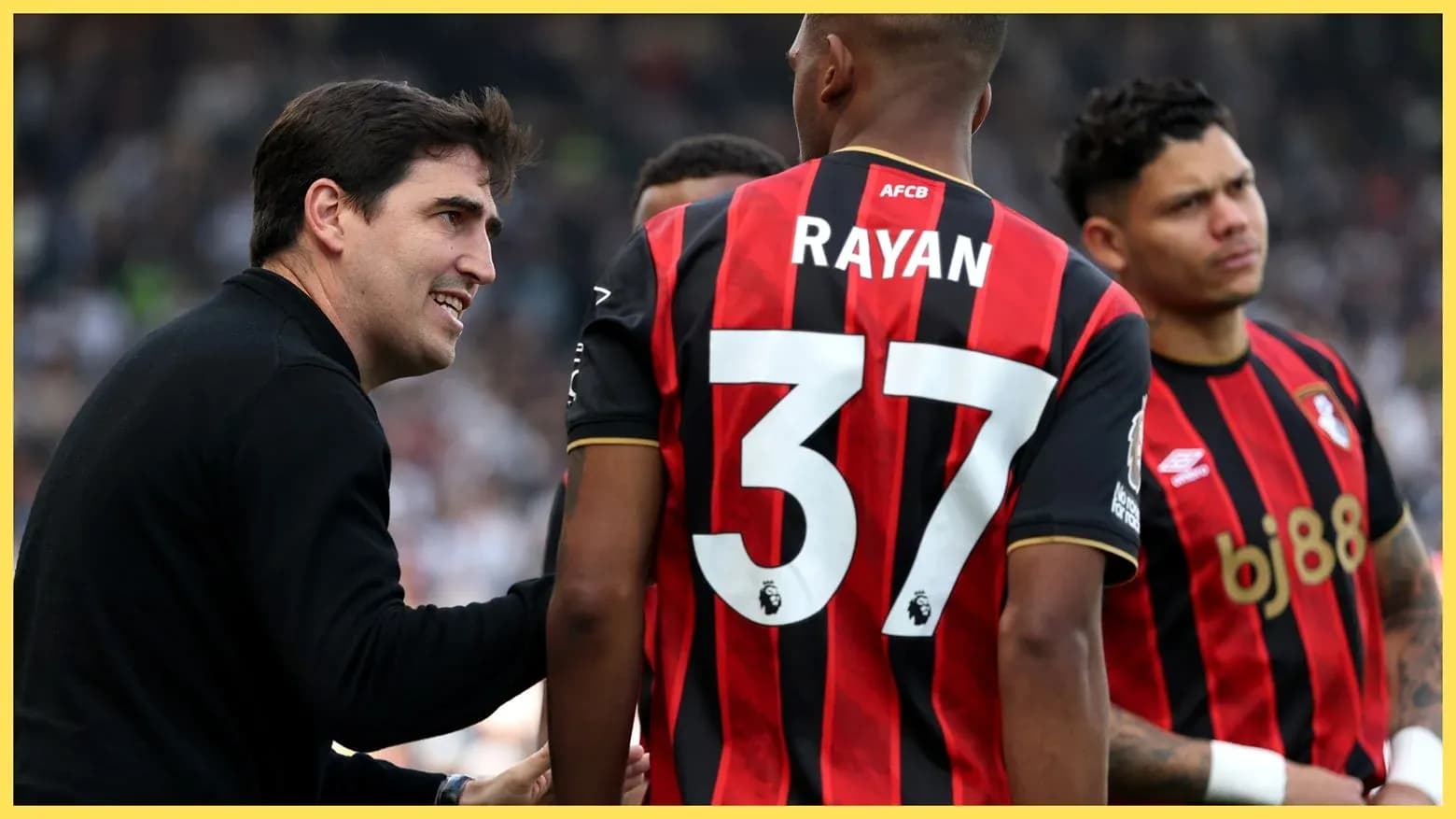 Entrenador hablando con jugadores de Bournemouth durante partido
