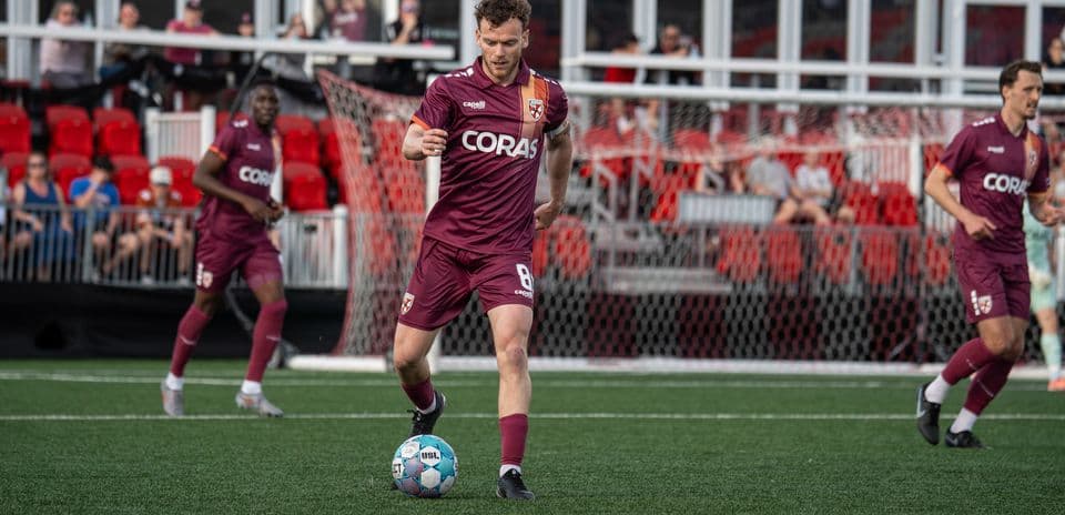 Jugador de Birmingham Legion controlando el balón