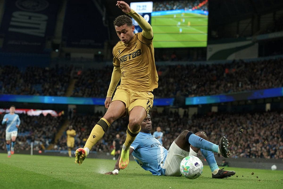Jugador de Crystal Palace cae durante el partido