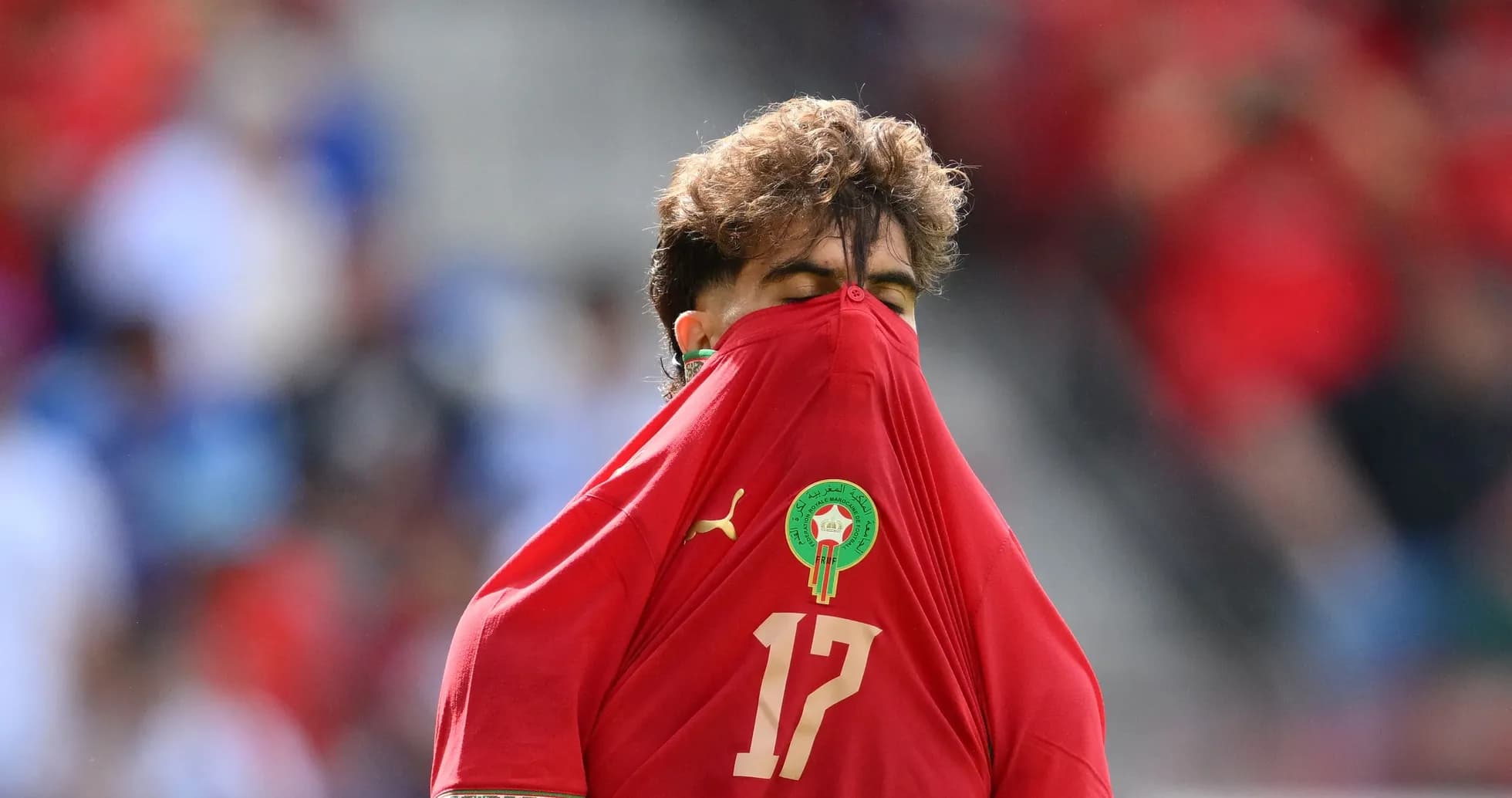 Jugador de Marruecos con camiseta cubriendo su cara
