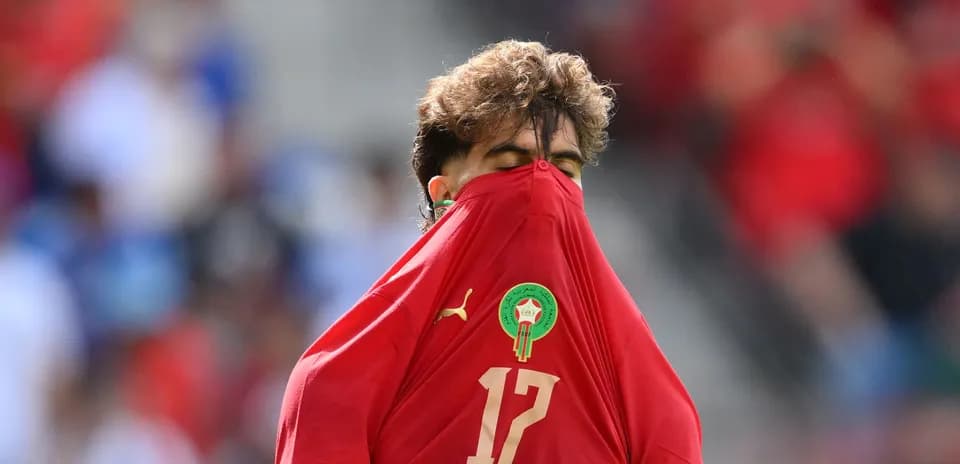 Jugador de Marruecos con camiseta cubriendo su cara