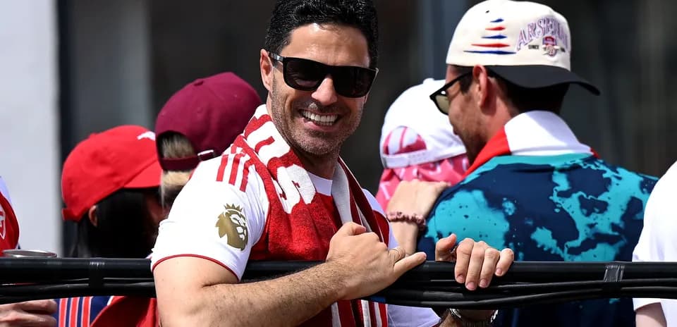 Hombre sonriendo con bufanda en evento deportivo