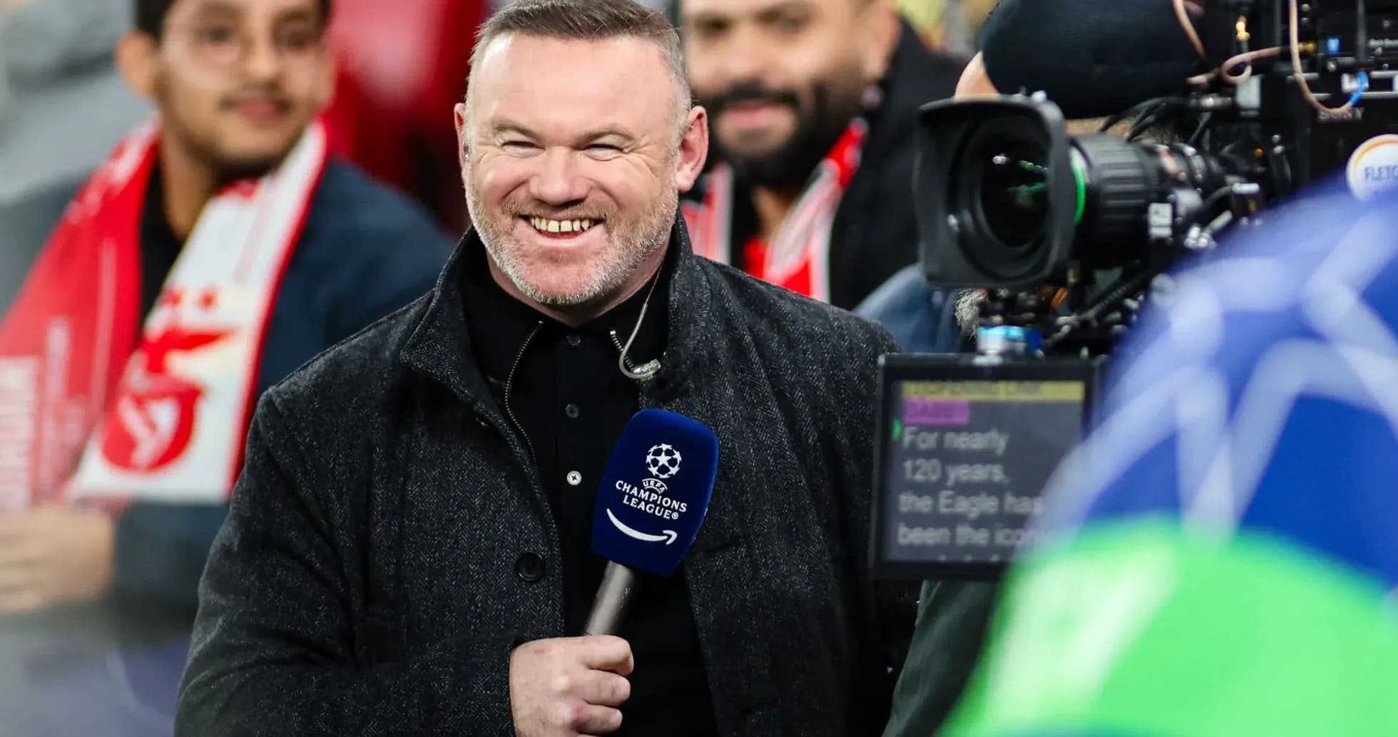 Presentador sonriendo en evento de Champions League