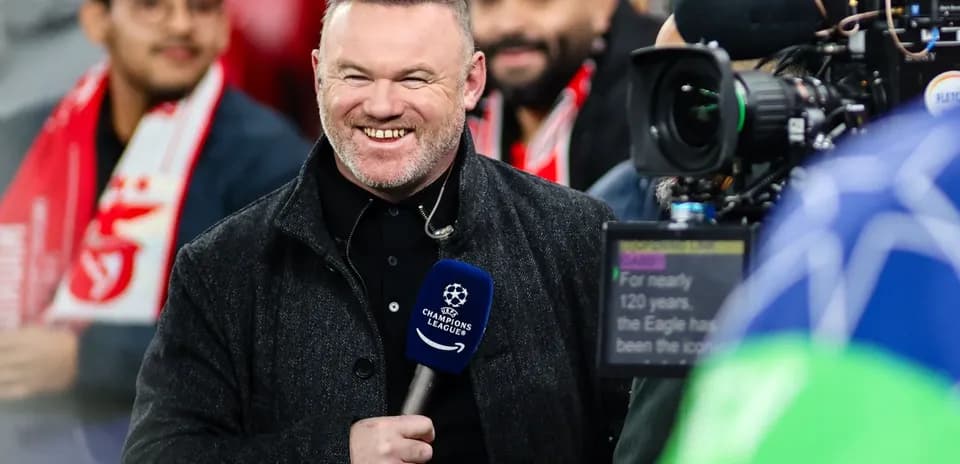Presentador sonriendo en evento de Champions League