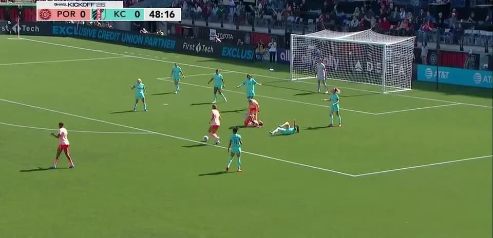 Jugadora en acción durante partido de fútbol