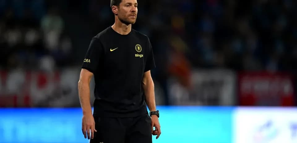 Entrenador en la línea de banda durante el partido