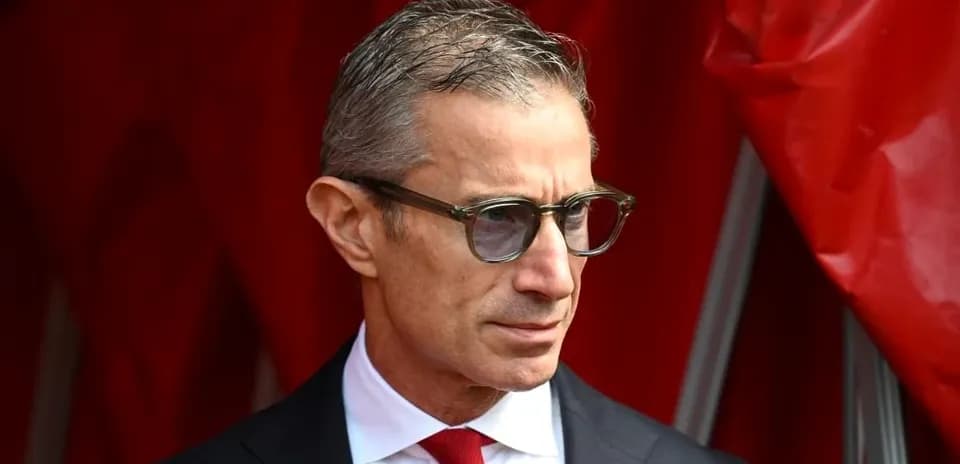 Persona con gafas en un fondo rojo