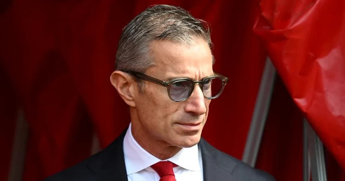Persona con gafas en un fondo rojo