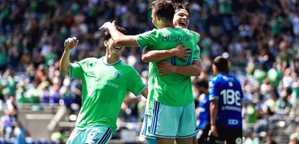 Jugadores del Seattle Sounders celebrando un gol