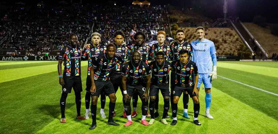 Jugadores de Oakland Roots posando en el campo
