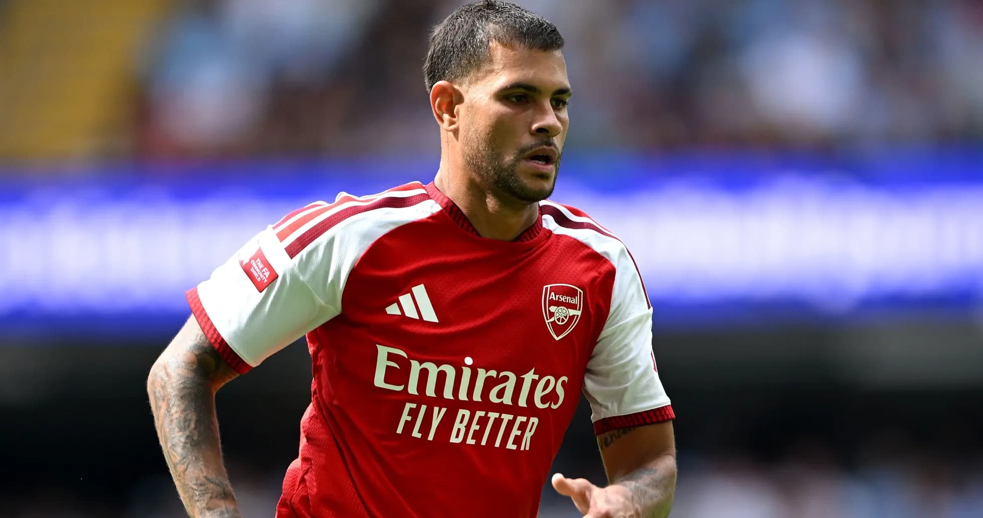 Jugador de Arsenal corriendo en el campo de fútbol