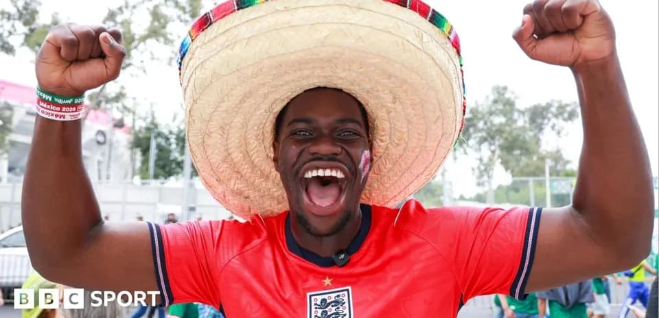 Afanoso aficionado con sombrero y camiseta de Inglaterra