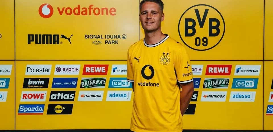 Jugador posando en presentación con camiseta de Borussia Dortmund