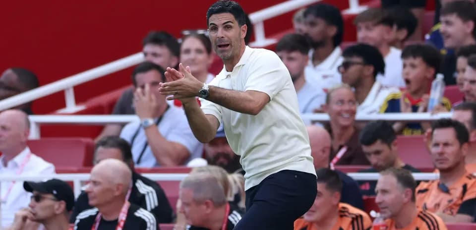 Entrenador dando instrucciones durante un partido