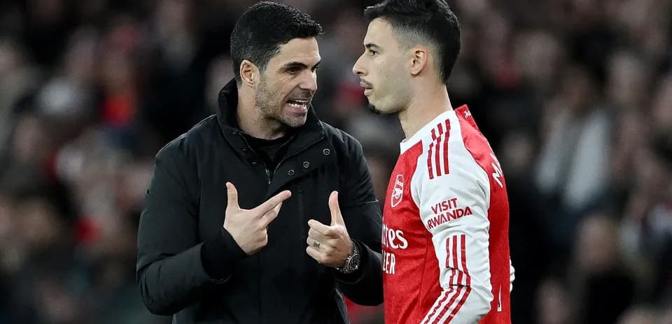 Entrenador hablando con jugador durante el partido