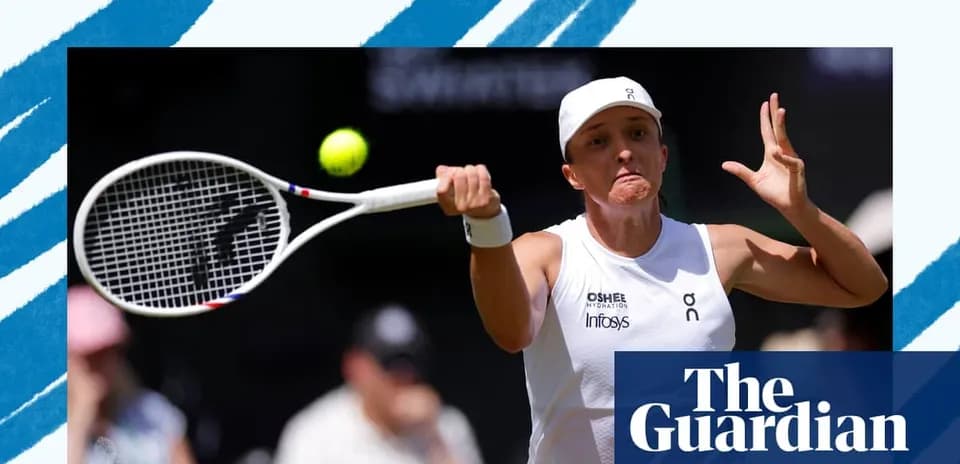 Jugadora de tenis golpeando la pelota en partido