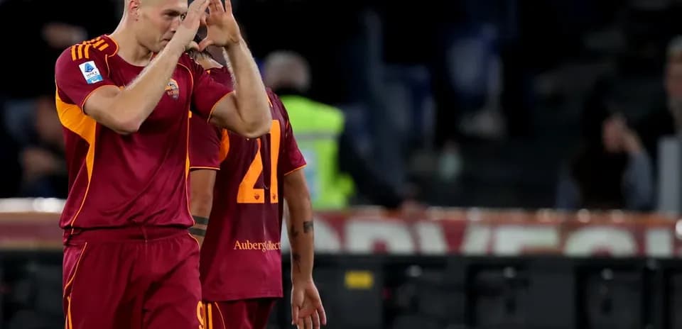 Jugador de AS Roma aplaudiendo a los aficionados