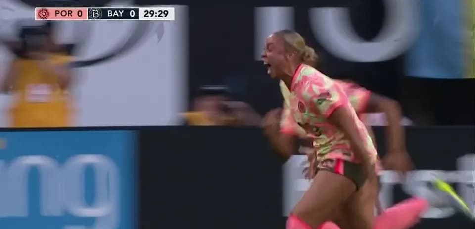 Jugadora celebrando un gol en el partido