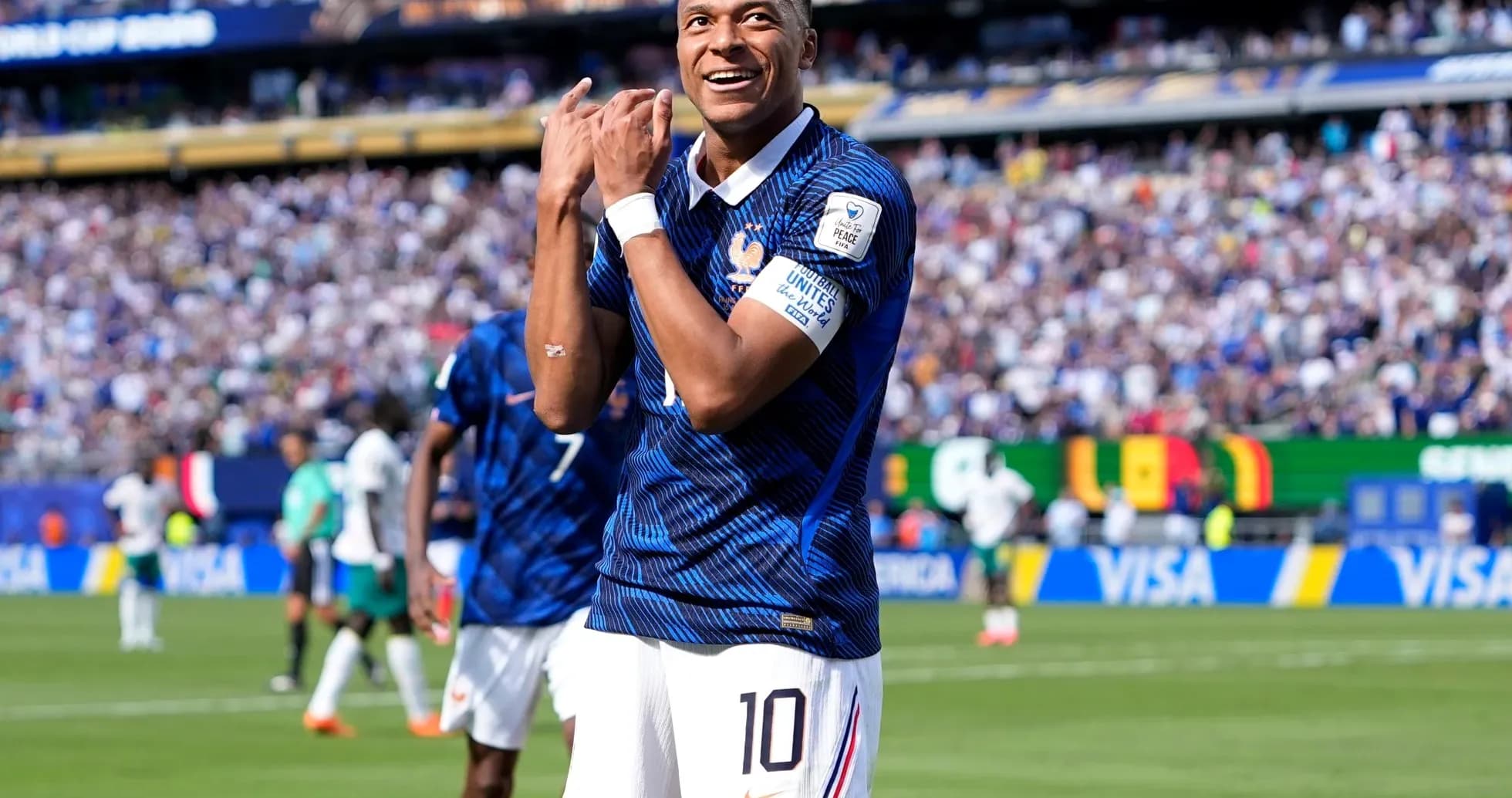 Kylian Mbappé celebrando un gol en el partido