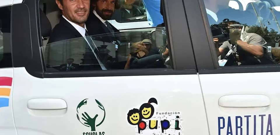 Dos hombres sentados en un coche blanco