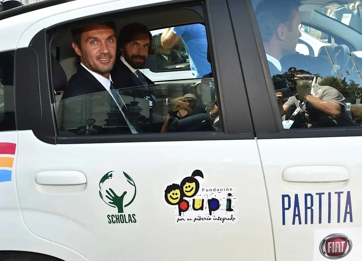 Dos hombres sentados en un coche blanco