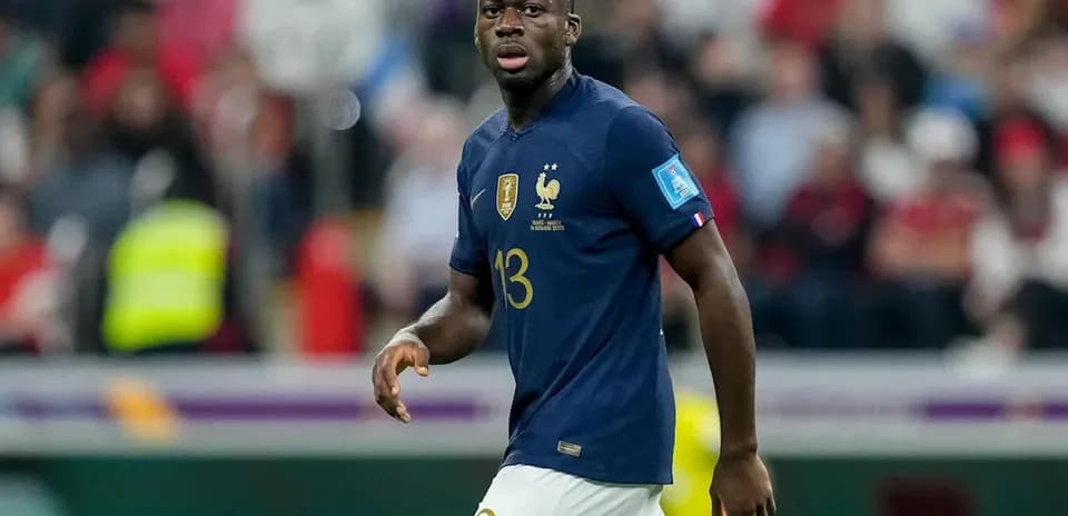 Jugador de Francia con camiseta azul en el campo