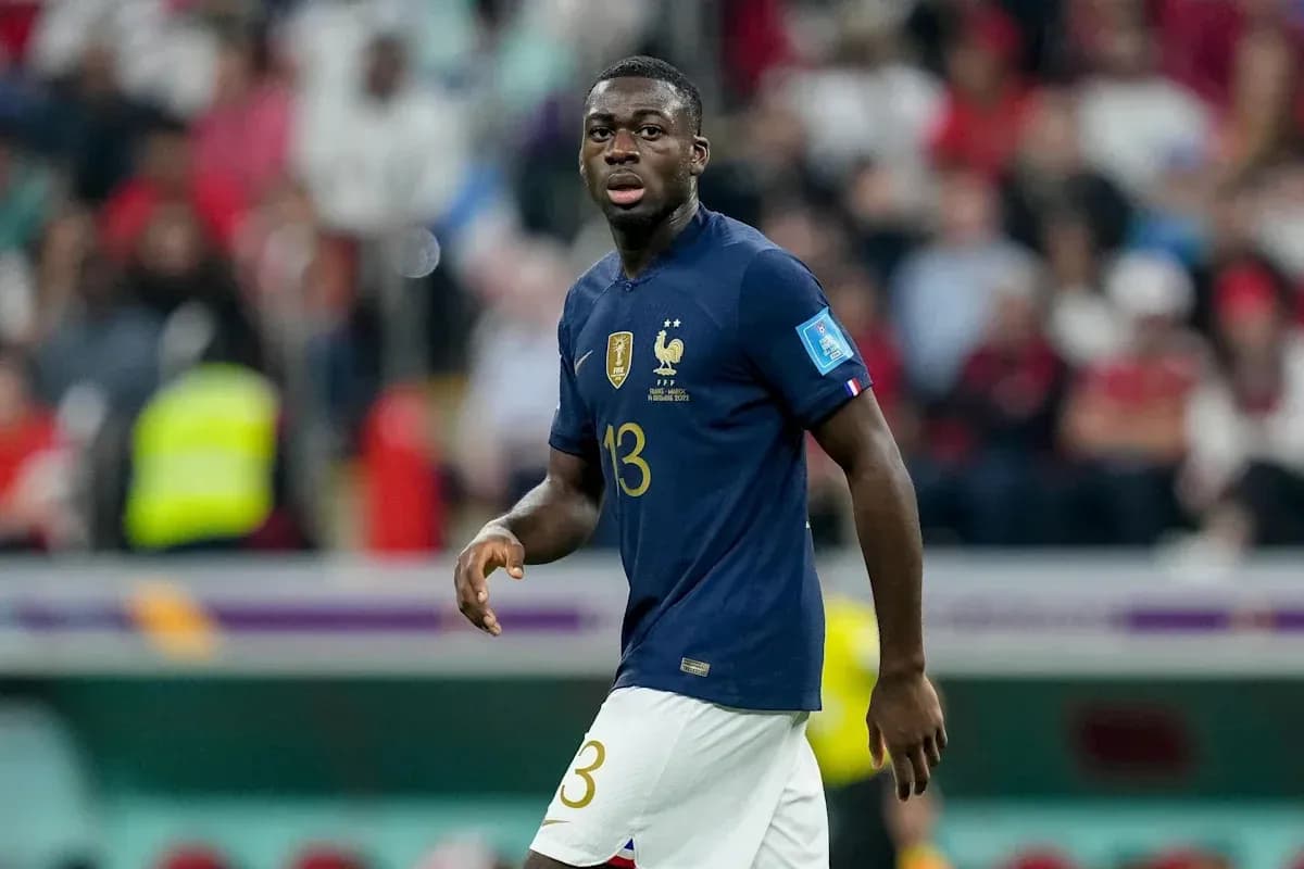 Jugador de Francia con camiseta azul en el campo