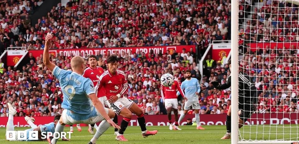 Jugadores en acción durante partido en Old Trafford