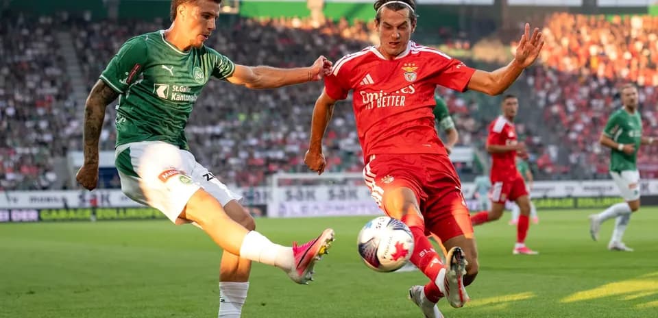 Jugador de Benfica en acción durante el partido