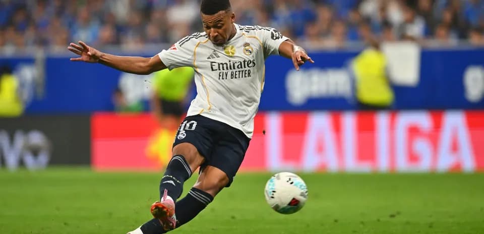 Jugador de Real Madrid pateando el balón