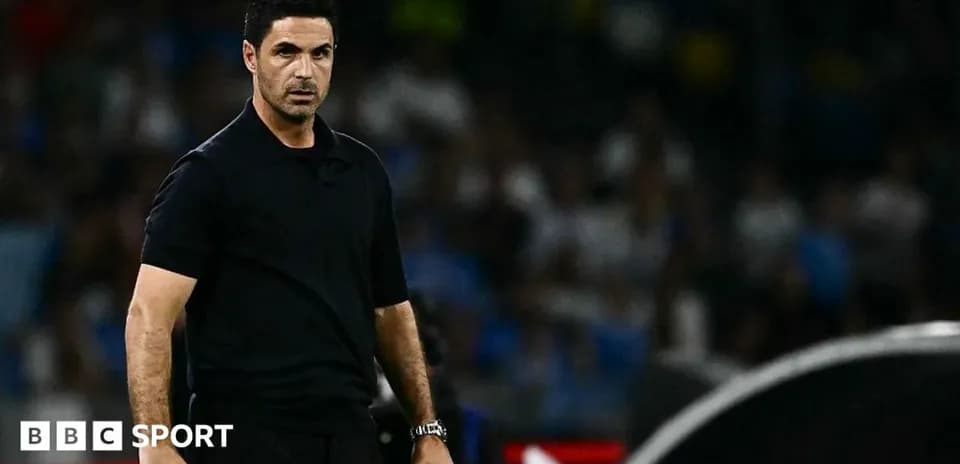 Entrenador observando el partido desde la banda