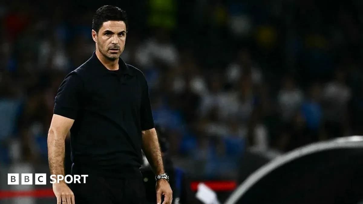 Entrenador observando el partido desde la banda