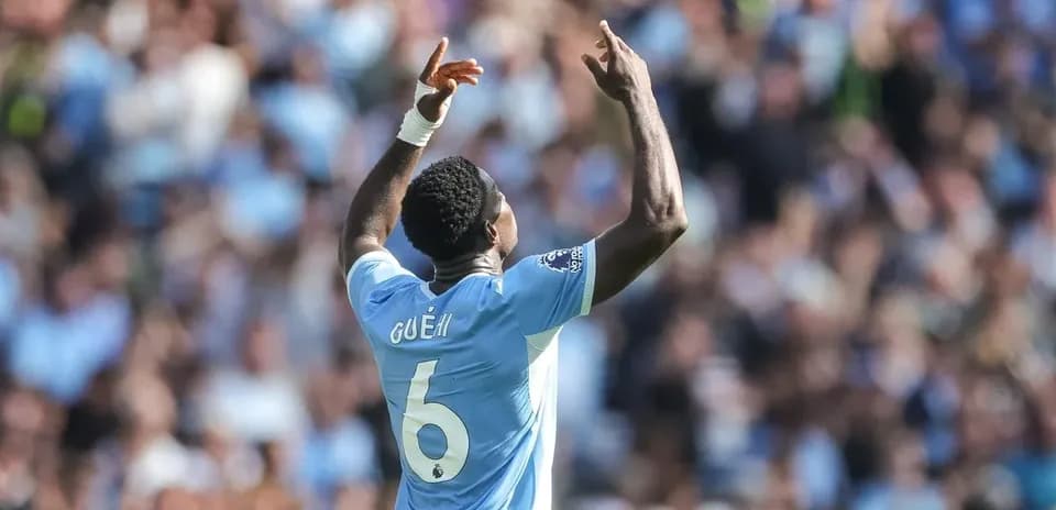Jugador celebrando en el estadio durante un partido