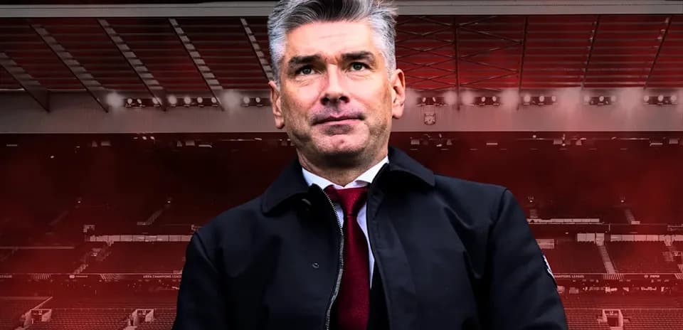 Entrenador en estadio con fondo difuminado