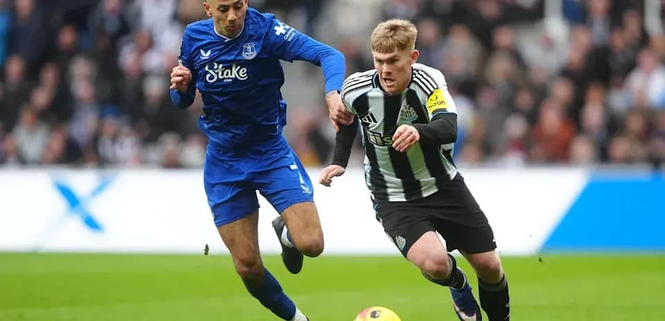 Jugadores de Newcastle y Everton compitiendo por el balón