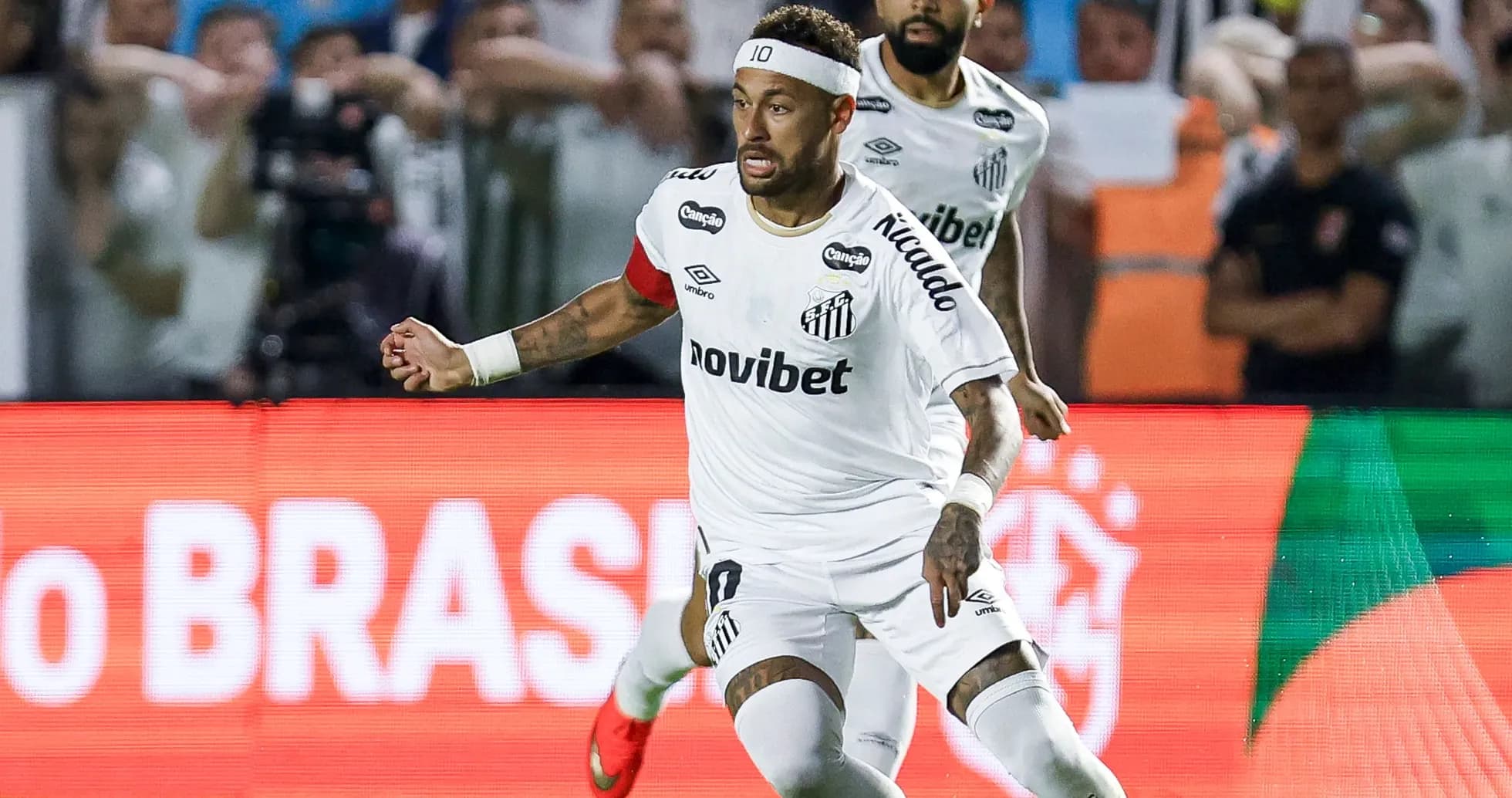 Neymar celebrando un gol con el Santos