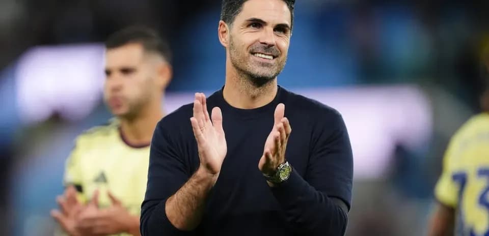 Entrenador aplaudiendo después del partido