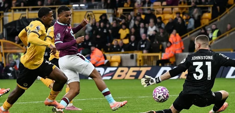 Jugador de Burnley disparando a puerta