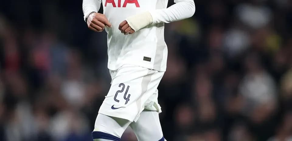 Jugador de Tottenham corriendo con balón durante partido