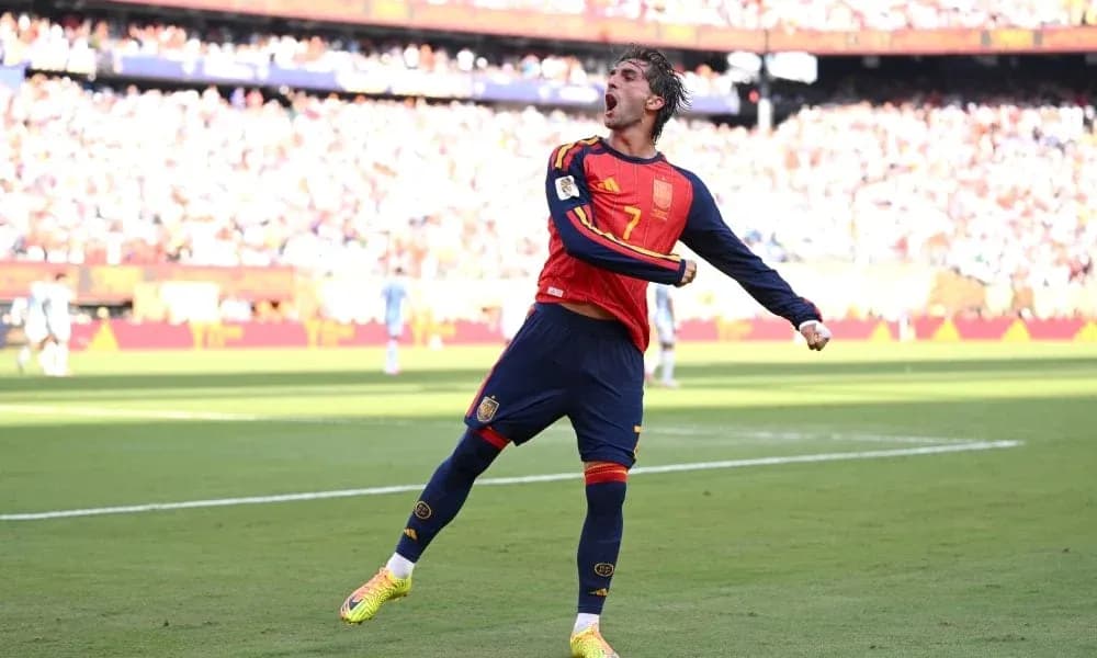 Jugador de España celebrando un gol en el partido