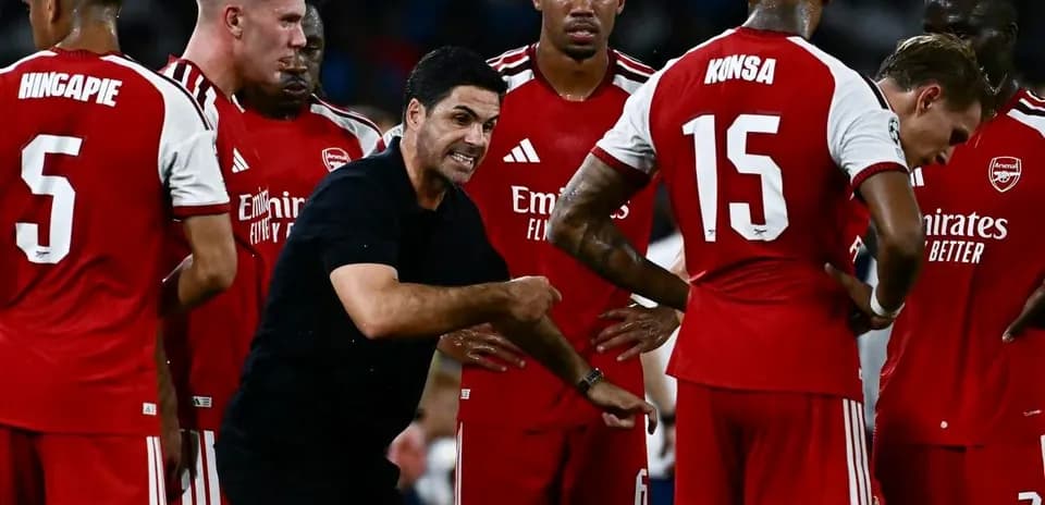 Entrenador de Arsenal dando instrucciones a jugadores