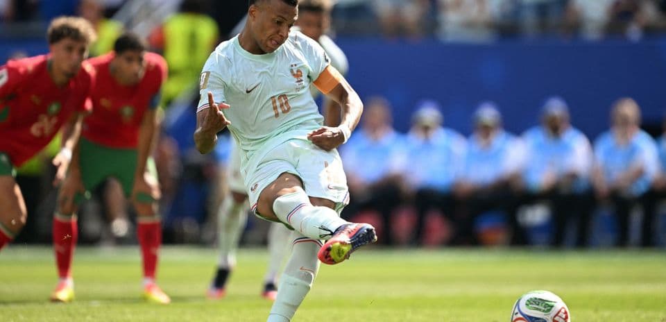 Jugador lanzando un penalti durante el partido