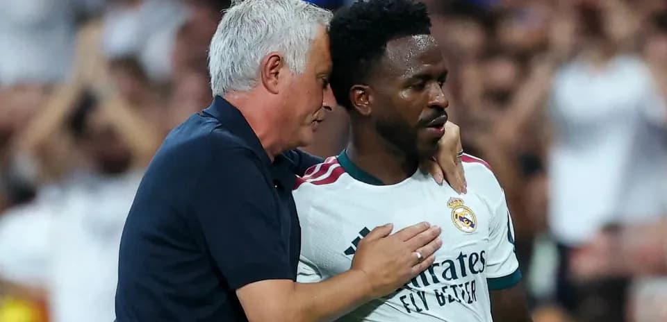 Entrenador hablando con jugador de Real Madrid