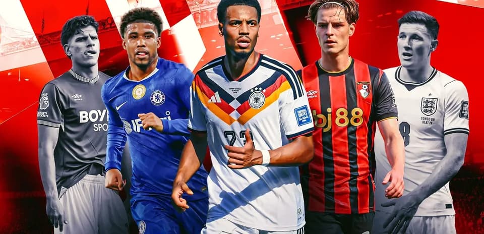 Cinco jugadores de fútbol en diferentes camisetas de clubes