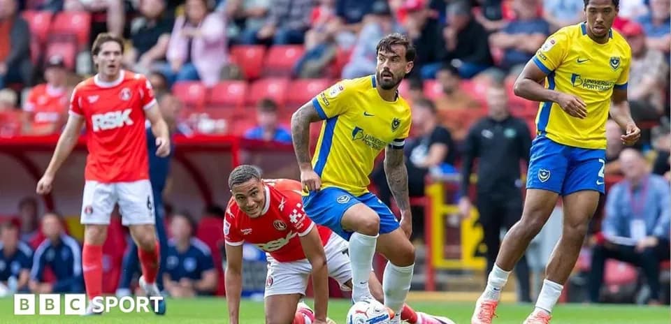 Jugadores compitiendo durante un partido de fútbol