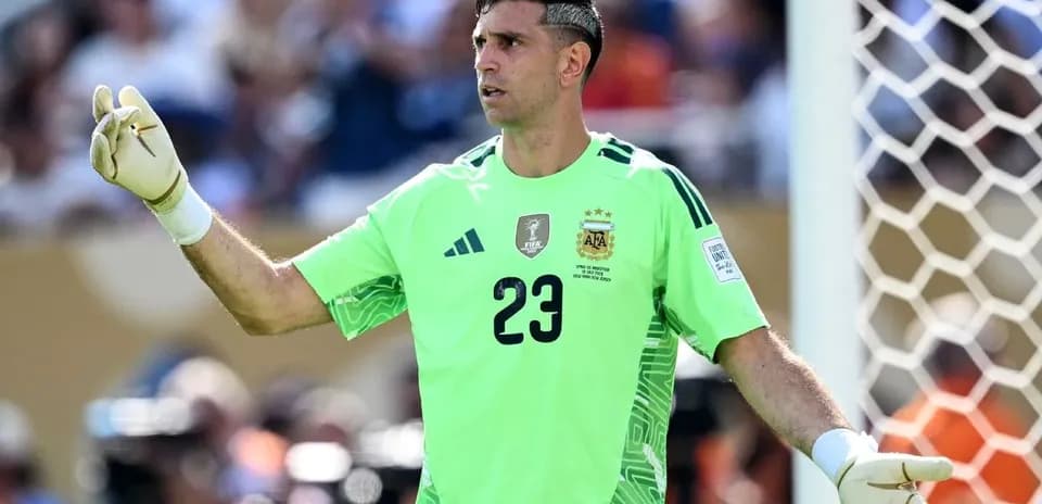 Portero argentino gesticulando durante un partido